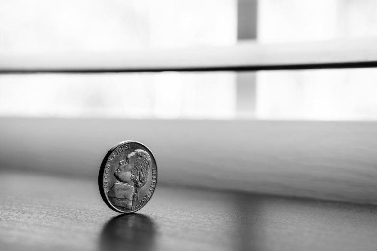 أبرز عيوب الاستثمار في الفضة التي قد تكلفك الكثير! عيوب الاستثمار في الفضة